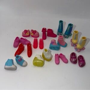 Lot of Doll Tennis Shoes / Skates - Monster High?
12 Sets of Shoes